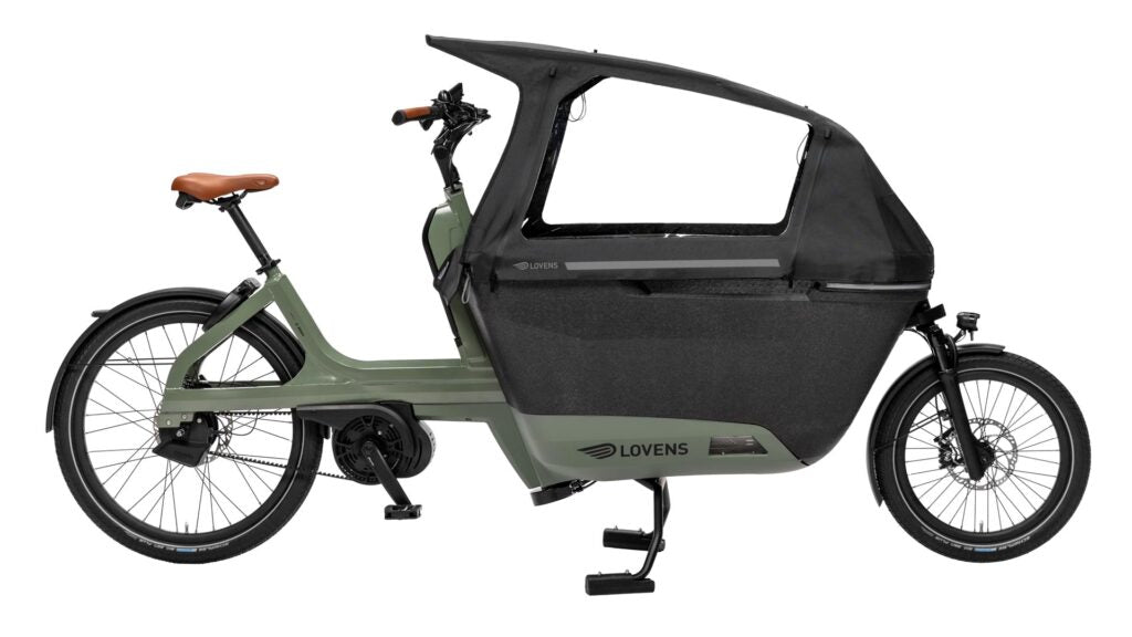Lovens bakfiets in het groen met regenhuif